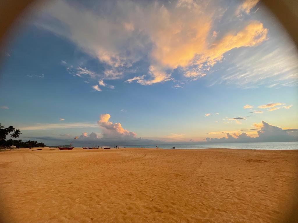 Sea Crest Beach Villa 앰발랑고다 외부 사진