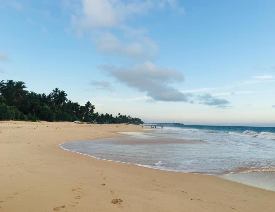 Sea Crest Beach Villa 앰발랑고다 외부 사진