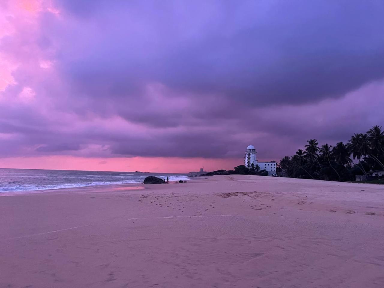 Sea Crest Beach Villa 앰발랑고다 외부 사진